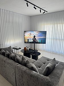 מעמד נייד מעוצב עם גלגלים למסכים עד 75" – דגם מוגבה מעמד נייד מעוצב עם גלגלים למסכים עד 75" – דגם מוגבה