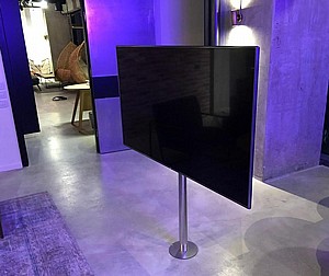 עמוד נירוסטה מקובע לרצפה בגובה 1.5 מ' עמוד נירוסטה מקובע לרצפה בגובה 1.5 מ'